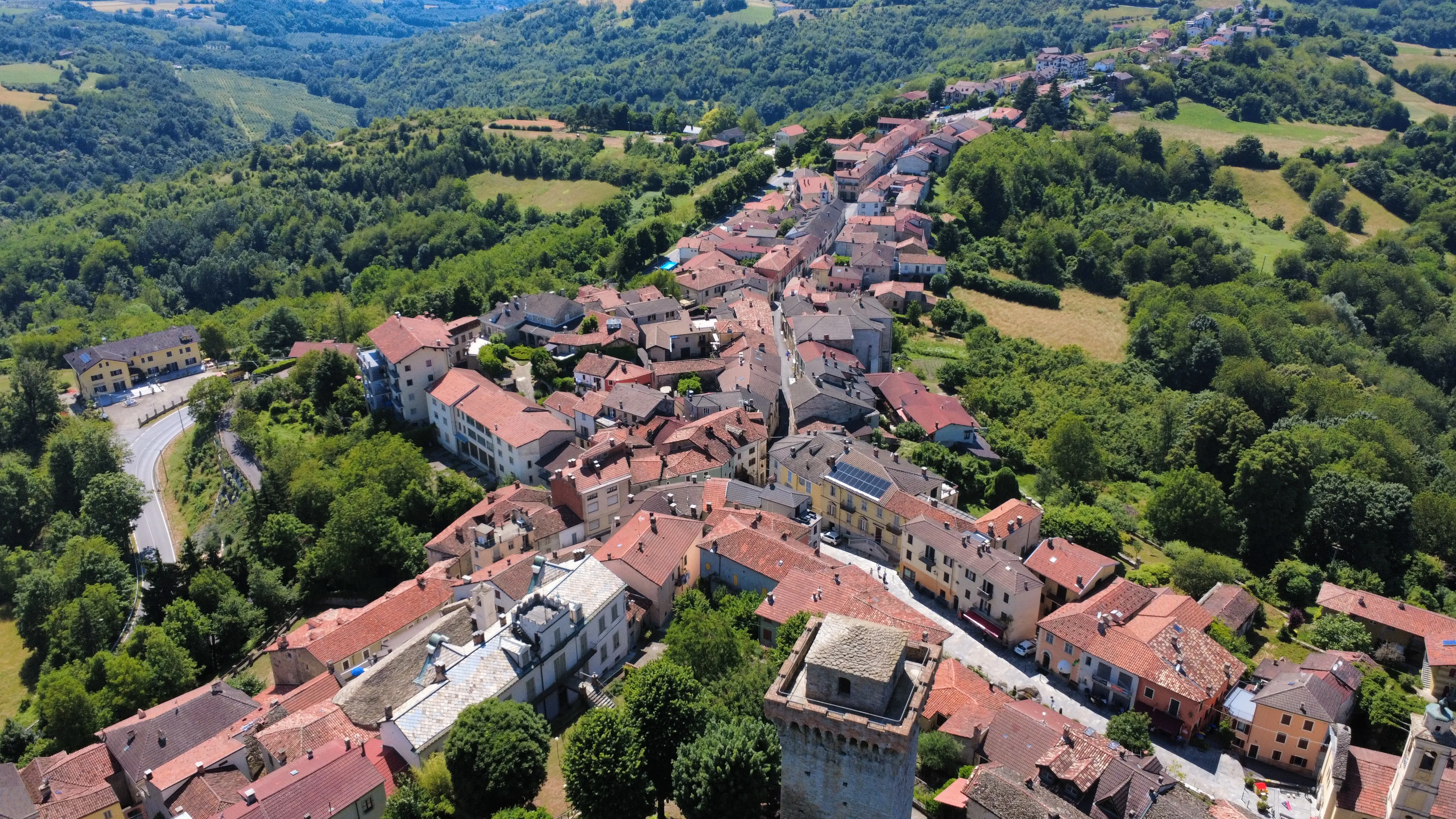 Murazzano vu du ciel, le village sur sa crête